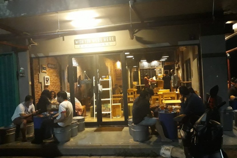 Suasana Kafe Earhouse milik musisi Endah N Rhesa di Pamulang, Tangerang Selatan,  Sabtu (15/12).