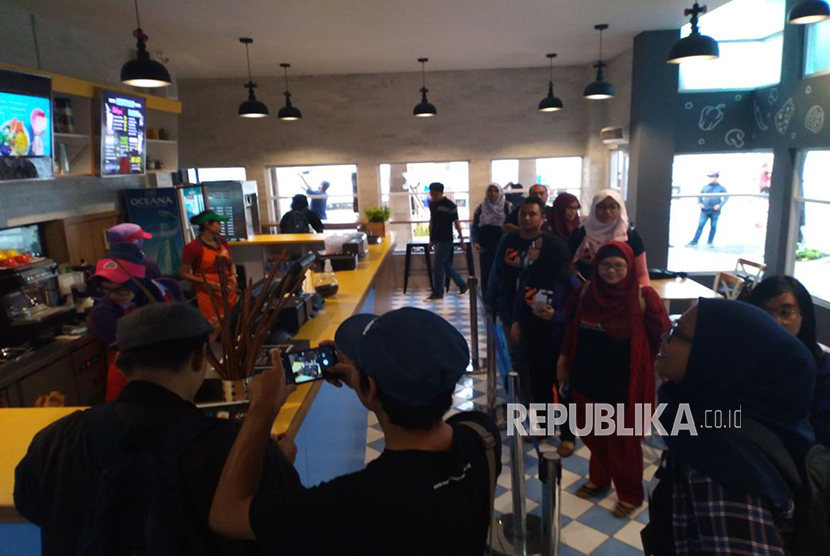 Dinas Pariwisata dan Ekonomi Kreatif (Parekraf) DKI Jakarta, meminta kepada pemilik usaha restoran, rumah makan, atau kafe di Jakarta untuk menampilkan hiburan live musik secara virtual (Foto: ilustrasi suasana kafe)