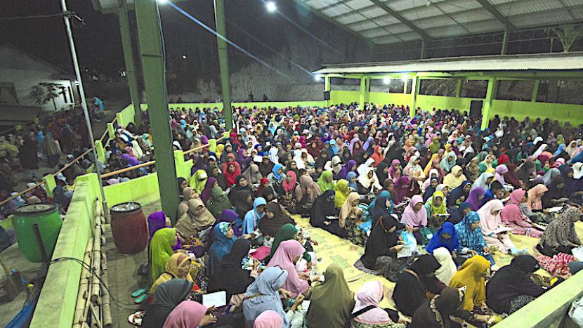 Suasana kajian rutin Malam Kamis di Pesantren Darush Sholihin, Gunung Kidul.