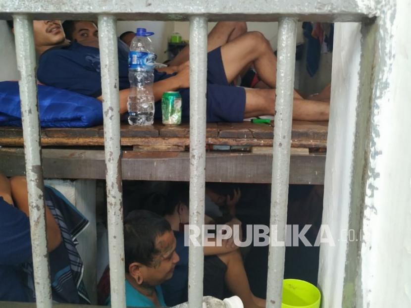 Suasana kamar narapinada di Lapas Kelas II B Tasikmalaya, Selasa (8/9). Jumlah narapidana di Lapas Tasikmalaya telah melebihi kapasitas. Lapas yang idealnya menampung 88 narapidana, kini diisi oleh 302 narapidana.