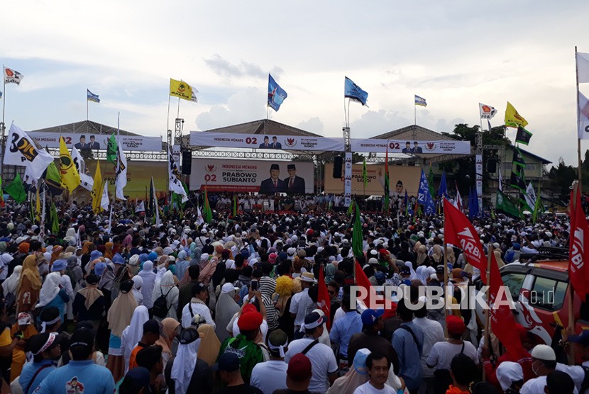  Suasana kampanye akbar pasangan calon presiden 02 Prabowo  Subianto dan Sandiaga Uno, di Stadion Kridosono, Senin (8/4).