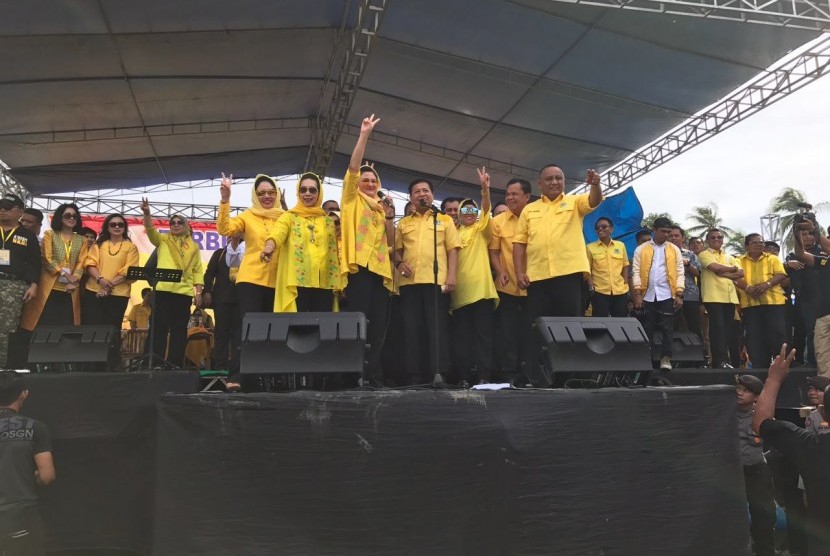 Suasana kampanye terakhir pasangan calon nomor urut dua di Gorontalo, Sabtu (11/2), 