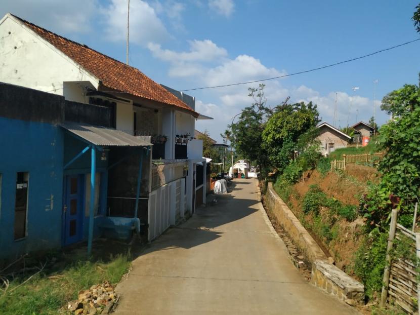 Suasana Kampung Baeud, Desa Samida, Kecamatan Selaawi, Kabupaten Garut, yang menerapkan karantina mandiri, Kamis (11/6). 