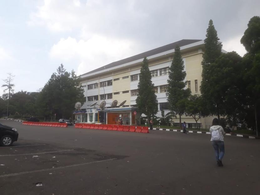 Suasana kampus UPI Bandung yang terpantau sepi, Senin (16/3)