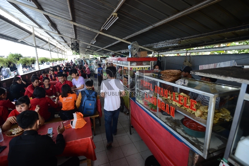 Suasana kantin Pedagang Kaki Lima (PKL) yang telah di relokasi di dalam salah satu mall kawasan Jakarta Selatan, Rabu (8/4). 