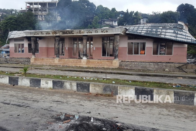 Suasana Kantor Dewan Adat Mbaham Matta seusai dibakar massa saat melakukan aksi di Kabupaten Fak - Fak, Papua Barat, Rabu (21/8/2019).