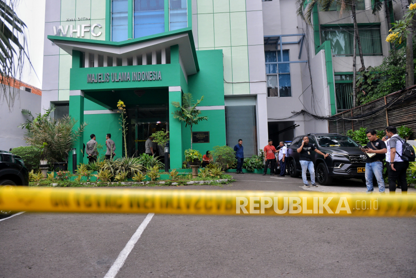 Suasana kantor Majelis Ulama Indonesia pascainsiden penembakan di Jakarta, Selasa (2/5/2023). Dalam insiden tersebut pelaku penembakan tewas dan dua orang lainnya yakni resepsionis MUI mengalami luka pada bagian punggung dan pegawai MUI lainnya terluka akibat menabrak pintu saat menghindari tembakan tersebut. Dalam peristiwa tersebut, pihak Kepolisian masih melakukan penyidikan terkait pelacakan latar belakang pelaku penembakan di Gedung MUI tersebut.