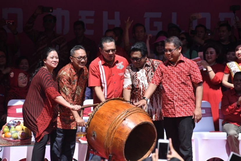 Suasana Karnaval Budaya Nusantara Cap Go Meh 2018, di Glodok, Jakarta Barat, Ahad (4/3). 