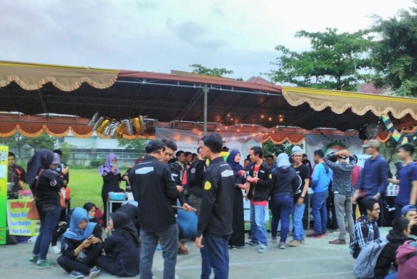Suasana karnaval yang digelar di Universitas BSI Bandung tahun 2016.
