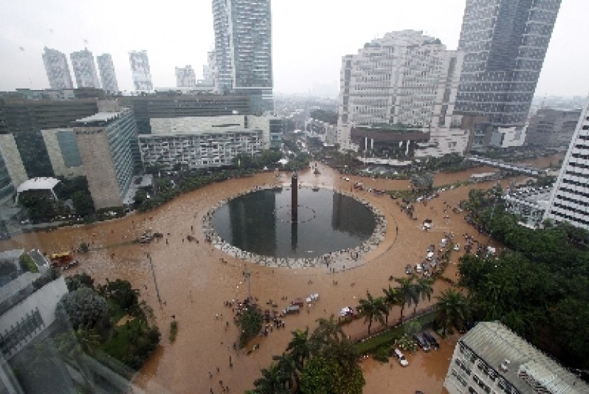Suasana kawasan Bunderan Air Mancur Tugu Selamat Datang yang terendam banjir di Jakarta Pusat