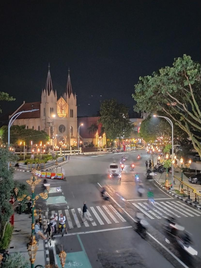 Suasana kawasan heritage Kayutangan di Kota Malang pada malam hari. Kawasan ini juga telah diterapkan sistem satu arah sejak beberapa waktu lalu. 