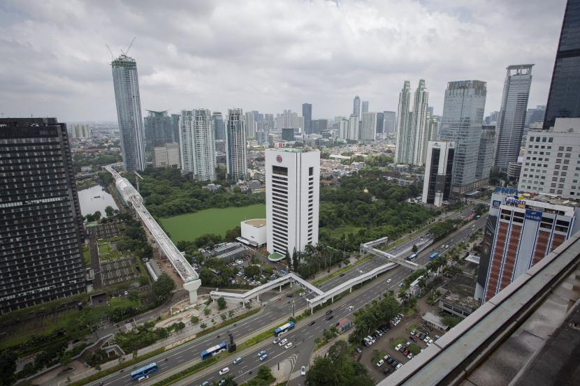Suasana kawasan Jalan Jenderal Sudirman dengan deretan gedung bertingkat di Jakarta, Jumat (5/2/2021). Badan Pusat Statistik (BPS) mencatat pertumbuhan ekonomi Indonesia di sepanjang tahun 2020 tumbuh minus 2,07 persen secara tahunan (yoy).