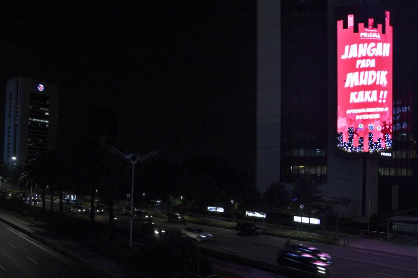 Suasana malam hari Jakarta. Lampu jalanan atau Penerangan Jalan Umum (PJU) di Jakartadiredupkan selama pemberlakuan Pembatasan Sosial Berskala Besar (PSBB) untuk memutus penyebaran pandemi virus corona (Covid-19). 