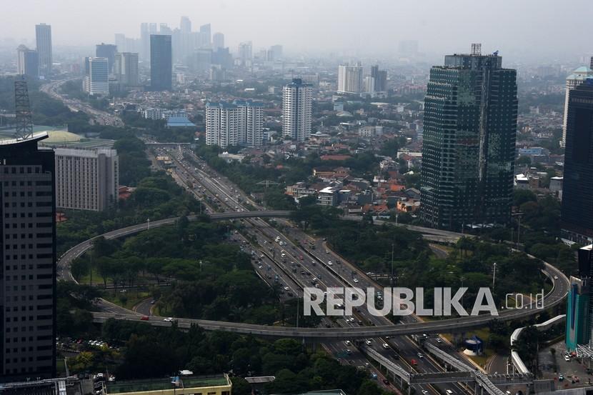 Suasana kawasan jalan protokol di Jakarta, Jumat (8/10/2021). Pemerintah Provinsi DKI Jakarta menargetkan penurunan emisi Gas Rumah Kaca (GRK) sebesar 35 juta ton karbon dioksida ekuivalen (CO2e) pada 2030 melalui sejumlah aksi mitigasi mulai dari sektor energi hingga pengolahan limbah. 