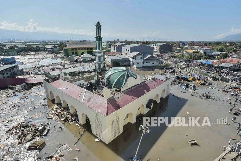 Suasana kawasan masjid Baiturrahman yang diterjang tsunami pascagempa di wilayah Talise, Palu Barat, Sulawesi Tengah, Ahad (30/9).