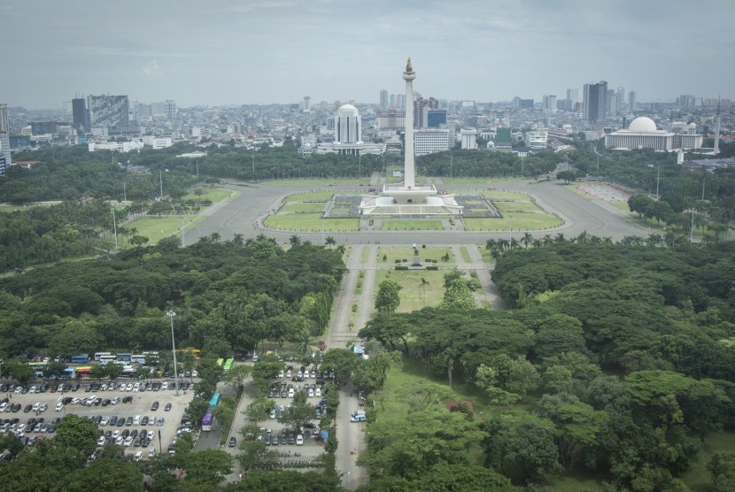 Suasana kawasan Monas yang terlihat dari Gambir, Jakarta, Selasa (14/11).