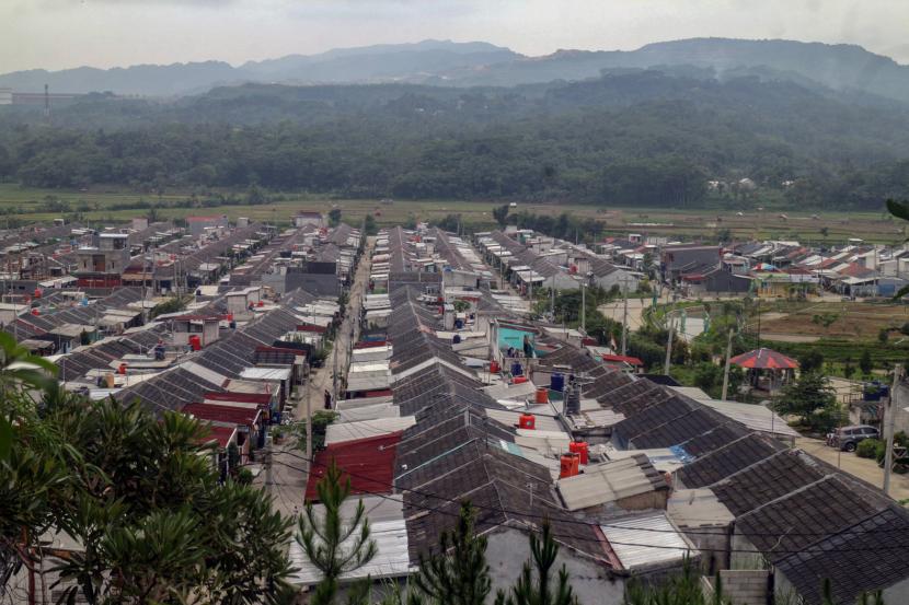 Suasana kawasan perumahan bersubsidi di kawasan Citeureup, Kabupaten Bogor, Jawa Barat, Senin (17/10/2022). Perumnas mengalami pertumbuhan pendapatan 31,53 persen pasa 2022 dan telah mencapai target pendapatan yang sudah ditentukan.