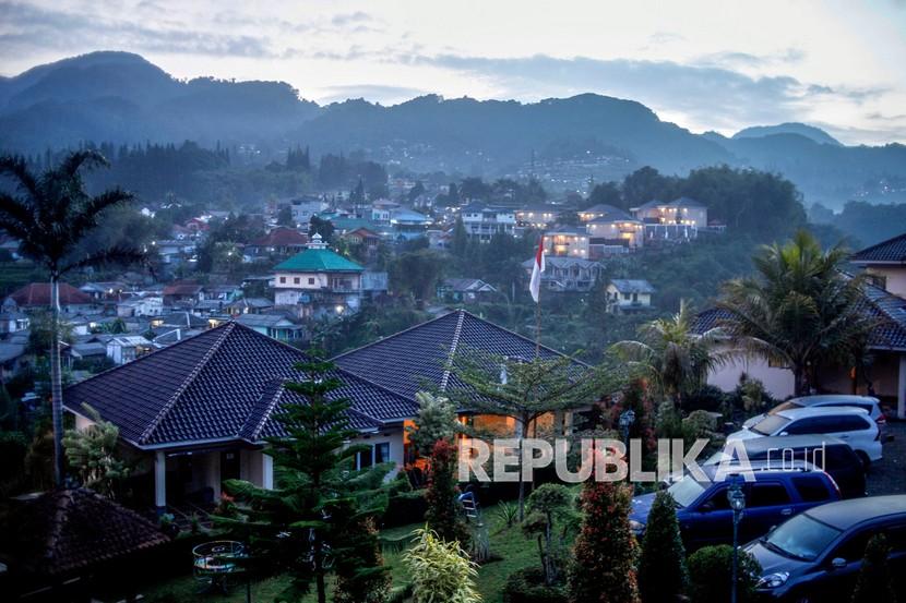 Suasana kawasan Puncak, Cisarua, Kabupaten Bogor, Jawa Barat. Hotel di kawasan Puncak, Bogor, minim pengunjung karena terkait larangan mudik.