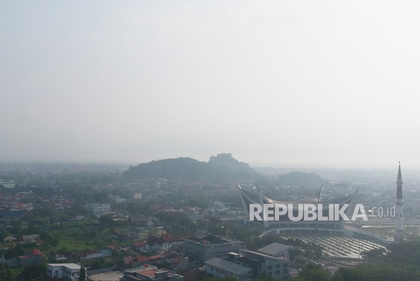 Suasana kawasan pusat kota Padang diselimuti kabut asap kiriman, di Sumatera Barat, Senin (19/8/2019). 