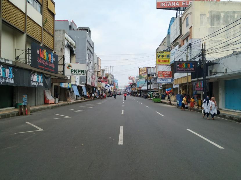 Suasana kawasan pusat pertokoan di Jalan HZ Mustofa, Kota Tasikmalaya, pada hari pertama penerapan PSBB, Rabu (6/5). 