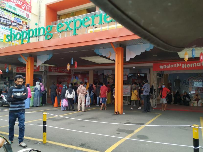 Suasana kawasan pusat pertokoan di Jalan HZ Mustofa, Kota Tasikmalaya, Selasa (19/5). Meski PSBB masih berlangsung, sejumlah toko dan pedagang kaki lima tetap beroperasi dan menimbulkan kerumunan.