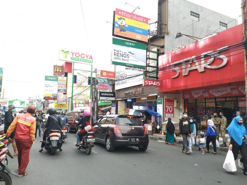 Suasana kawasan pusat pertokoan Jalan KH Z Mustofa, Kota Tasikmalaya, Selasa (4/5/2021). 