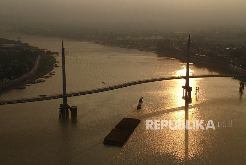 Suasana kawasan sekitar Jembatan Pedestrian Gentala Arasy di atas aliran Sungai Batanghari yang diselimuti kabut asap tipis di Jambi, Rabu (14/8). (ilustrasi)