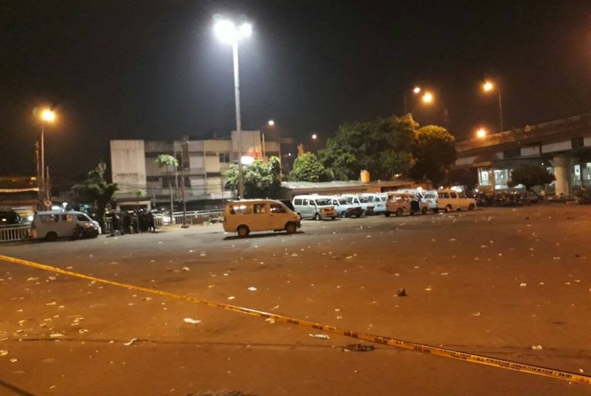 Suasana kawasan terminal Kampung Melayu setelah ledakan yang diduga berasal dari aksi bom bunuh diri, Rabu (24/5)