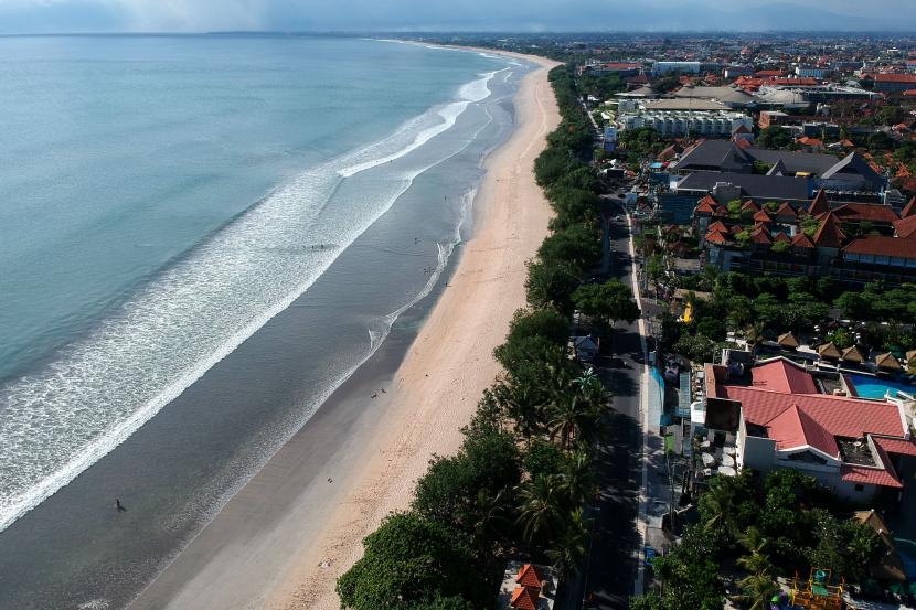 Suasana kawasan wisata Pantai Kuta yang ditutup sementara tampak lengang di Badung, Bali, Ahad (29/3/2020). 