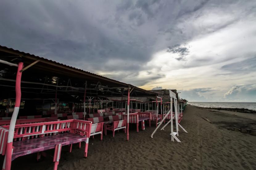 Suasana kawasan wisata pantai Ujong Blong sepi dari aktivitas warga di Desa Ujong Blang, Lhokseumawe,. Aceh. emko setempat menutup seluruh objek wisata, tampat usaha hiburan, olah raga, pusat kebugaran, panti pijat refleksi, dan karaoke untuk pengendalian dan memutus penyebaran COVID-19.