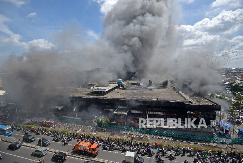  Suasana kebakaran bangunan Blok I dan Blok II yang terbakar di Pasar Senen, Jakarta, Kamis (19/1).