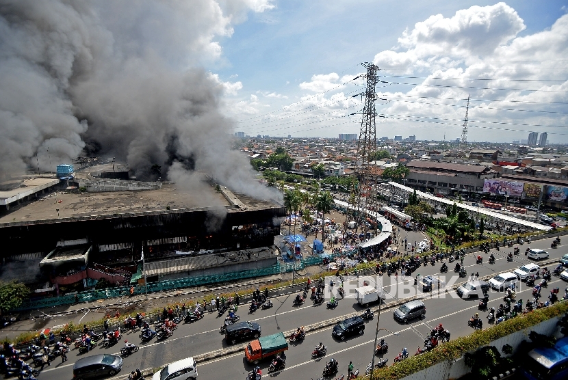  Suasana kebakaran bangunan Blok I dan Blok II yang terbakar di Pasar Senen, Jakarta, Kamis (19/1).