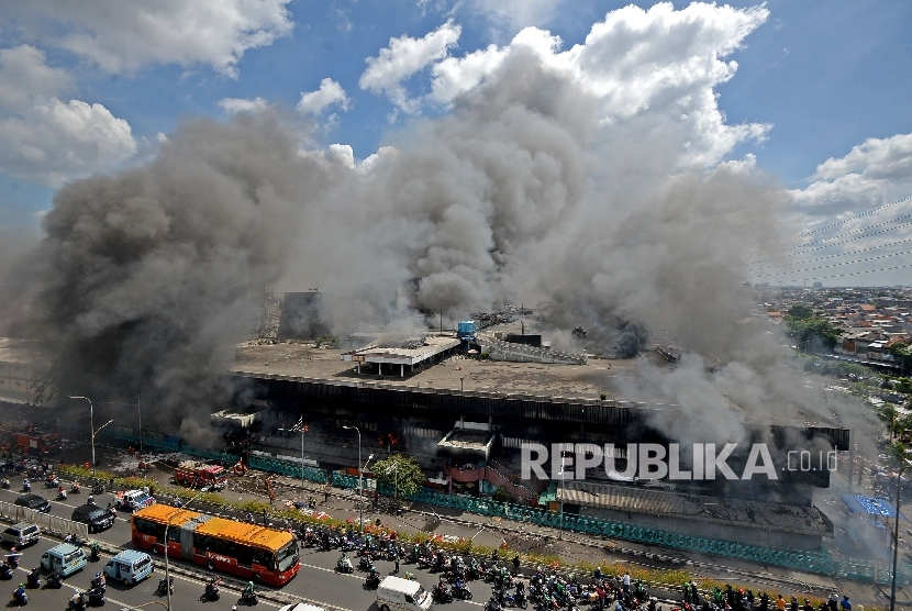 Suasana kebakaran bangunan Blok I dan Blok II yang terbakar di Pasar Senen, Jakarta, Kamis (19/1).