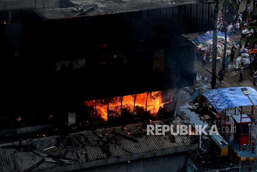  Suasana kebakaran bangunan Blok I dan Blok II yang terbakar di Pasar Senen, Jakarta, Kamis (19/1). 
