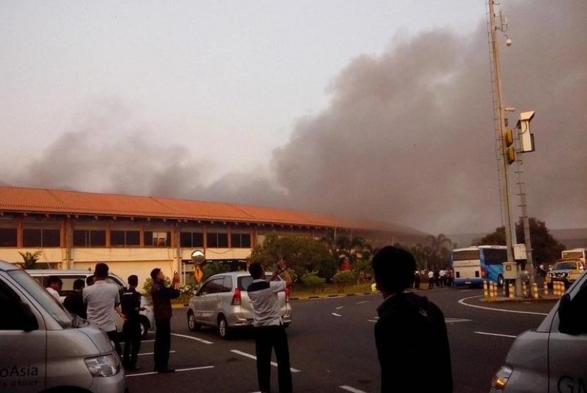 Suasana kebakaran di di Terminal 2E Bandar Udara Soekarno-Hatta Tangerang, Ahad (5/7) pagi.