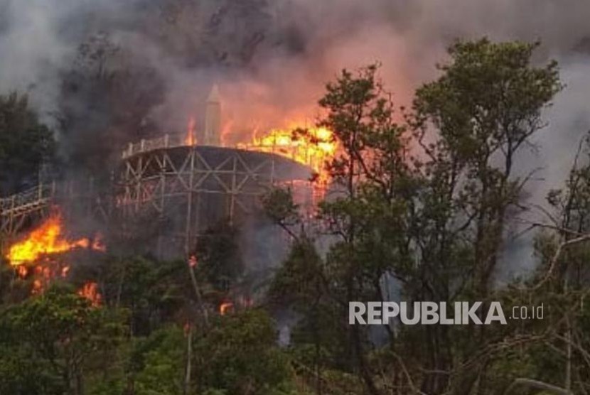 Suasana kebakaran di kawasan Wisata Kawah Putih, Ciwidey, Kabupaten Bandung, Senin (7/10). Kebakaran terjadi hari ini masih berlangsung hingga malam hari. 