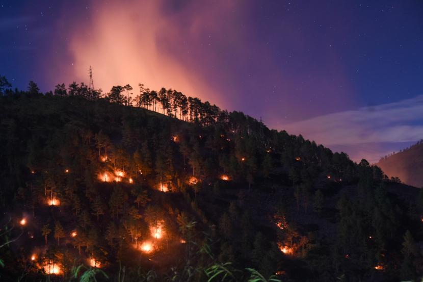 Suasana kebakaran lahan di Bukit Parombahan, Desa Aek Sipitudai, Sianjur Mulamula, Samosir, Sumatera Utara, Ahad (7/8/2022) malam.(Ilustrasi)