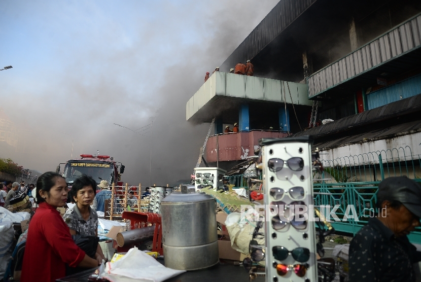 Since 4:15 am, officers struggled to extinguish the fire at Pasar Senen, Central Jakarta.
