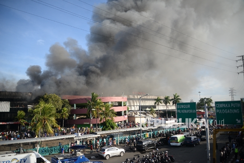 Suasana kebakaran Pasar Senen,Kamis (19/1).Kebakaran yang terjadi sejak subuh dan belum diketahui penyebanya. 