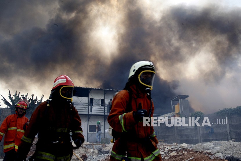 Suasana kebakaran yang membakar gudang pengepul plastik di Kelapa Dua Wetan, Cipayung, Jakarta Timur, Ahad (11/8/2019).
