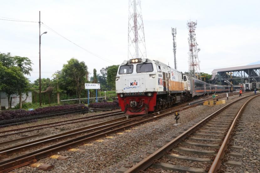 Suasana keberangkatan perdana KA Kertanegara di Stasiun Malang, Rabu (10/3).
