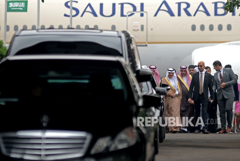 Suasana kedatangan delegasi awal rombongan Raja Arab Saudi Salman bin Abdulaziz Al Saud di Bandara Halim Perdanakususma, Jakarta, Selasa (28/2).