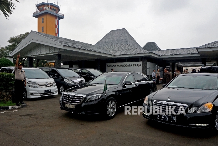 Suasana kedatangan delegasi awal rombongan Raja Arab Saudi Salman bin Abdulaziz Al Saud di Bandara Halim Perdanakususma, Jakarta, Selasa (28/2).