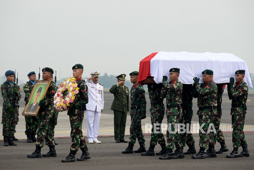  Suasana kedatangan jenazah KH Hasyim Muzadi di Lanud Halim Perdanakusuma, Jakarta, Kamis (16/3). 