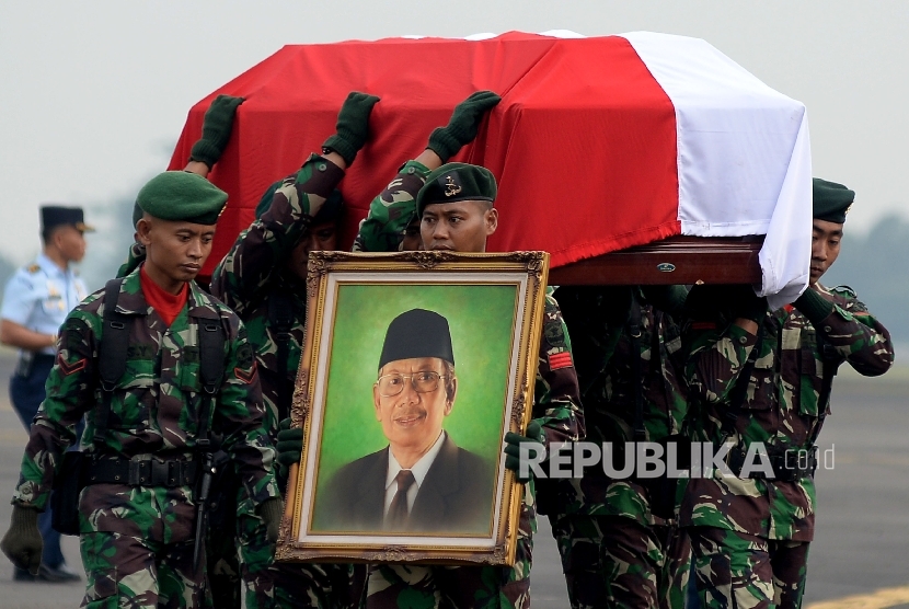 Suasana kedatangan jenazah KH Hasyim Muzadi sebelum dilakukannya upacara militer di Lanud Halim Perdanakusuma, Jakarta, Kamis (16/3). 