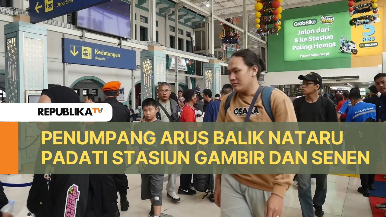 Suasana kedatangan penumpang arus balik libur Nataru di Stasiun Pasar Senen, Jakarta.