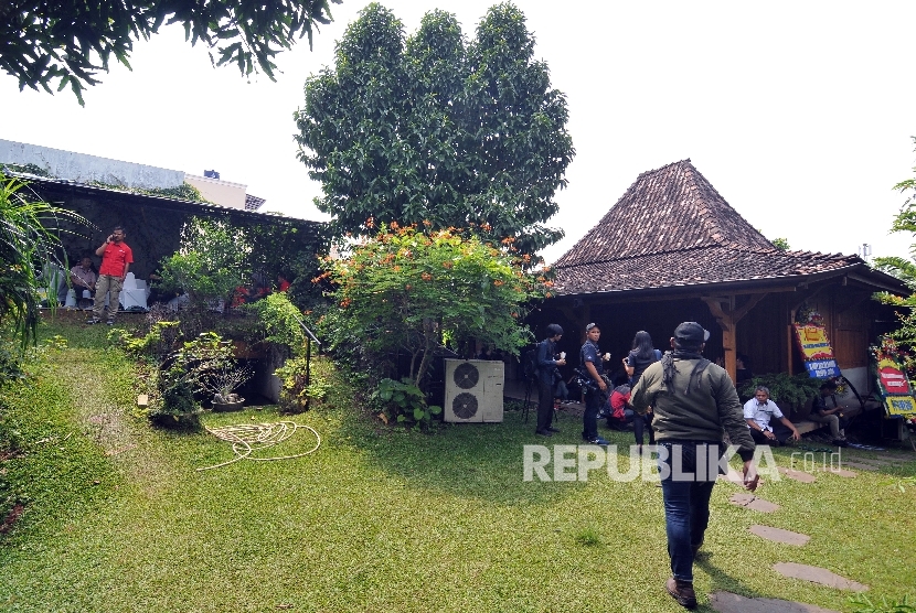 Suasana kediaman Gubernur DKI Jakarta Terpilih Anies Baswedan di Jalan Lebak Bulus Dalam II, Cilandak, Jakarta Selatan, Senin (16/10). 