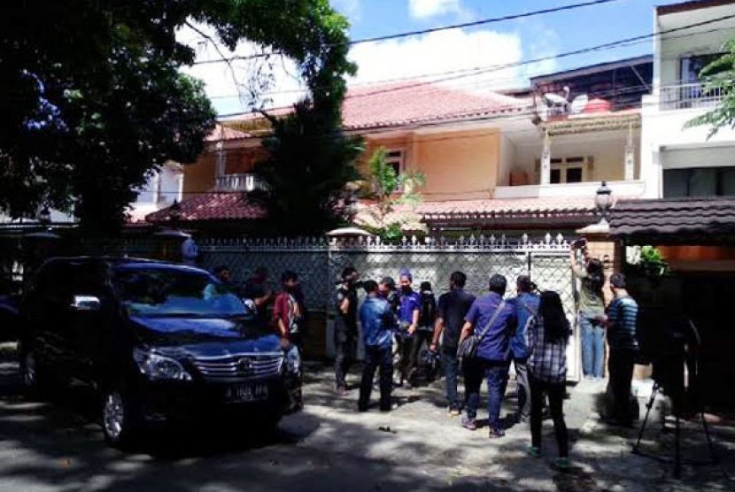 Suasana kediaman Hadi Poernomo di Jalan Iskandarsyah 1 Nomor 18, Kebayoran Baru, Jakarta.  