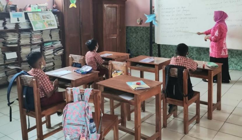 Suasana kegiatan belajar di SD Negeri Sugihan 3, Kabupaten Semarang. Banyak sekolah jenjang SD negeri Semarang yang tidak mendapatkan peserta didik pada PPDB tahun 2023.