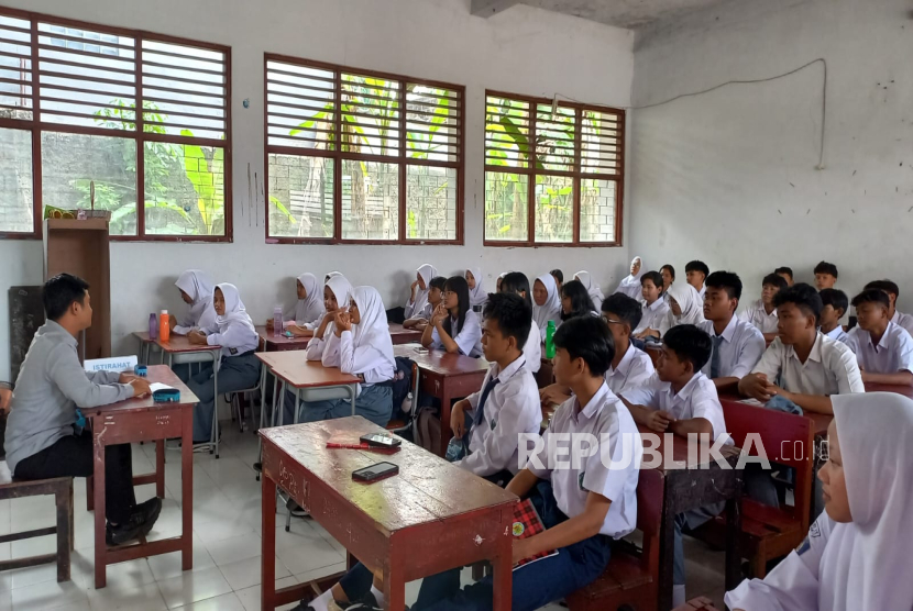 Suasana kegiatan belajar mengajar di kelas X SMAN 15 Depok, Senin (21/7/2025). Satu rombel di kelas X diisi oleh 47-48 siswa.